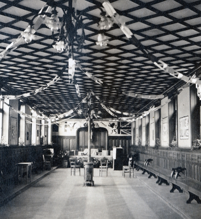 Christmas Garlands at the Hôpital de l'Alliance