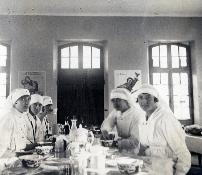 Nurses at Mealtime